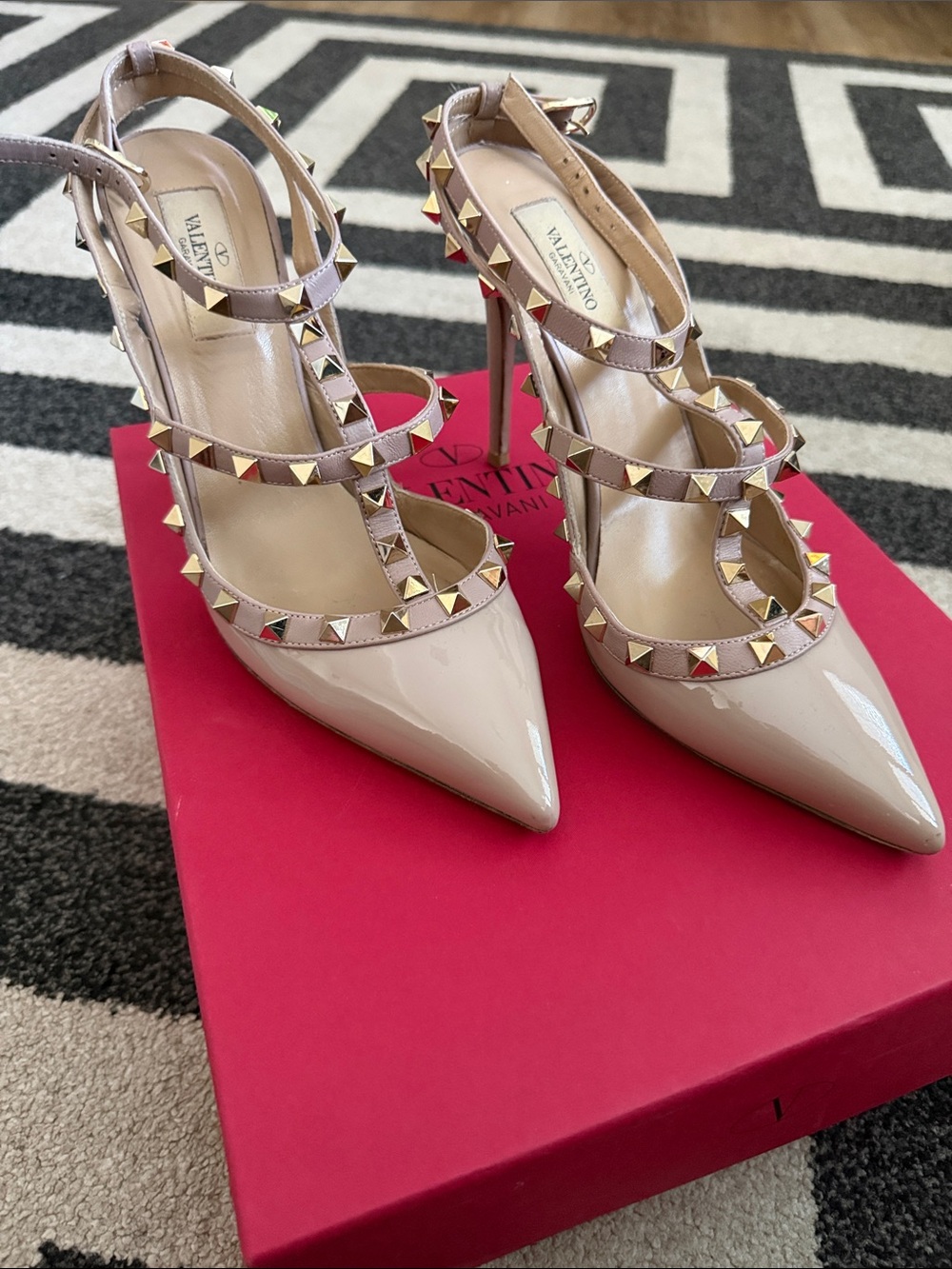 Valentino Garavani Patent Rockstud Pointed Toe Pumps - Nude